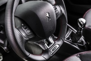 Peugeot 208 GT volant