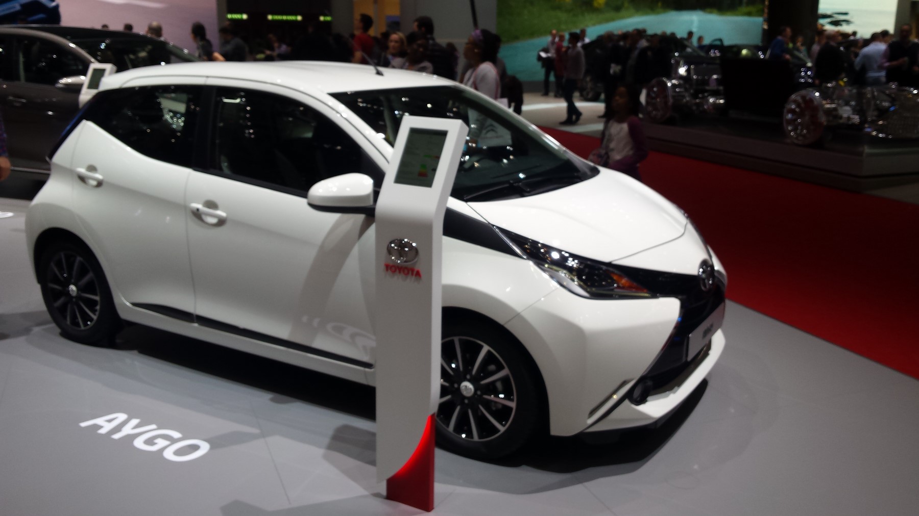 Nouvelle Toyota Aygo 2 : une J-voiture pour les jeunes - Le Mag Auto ...