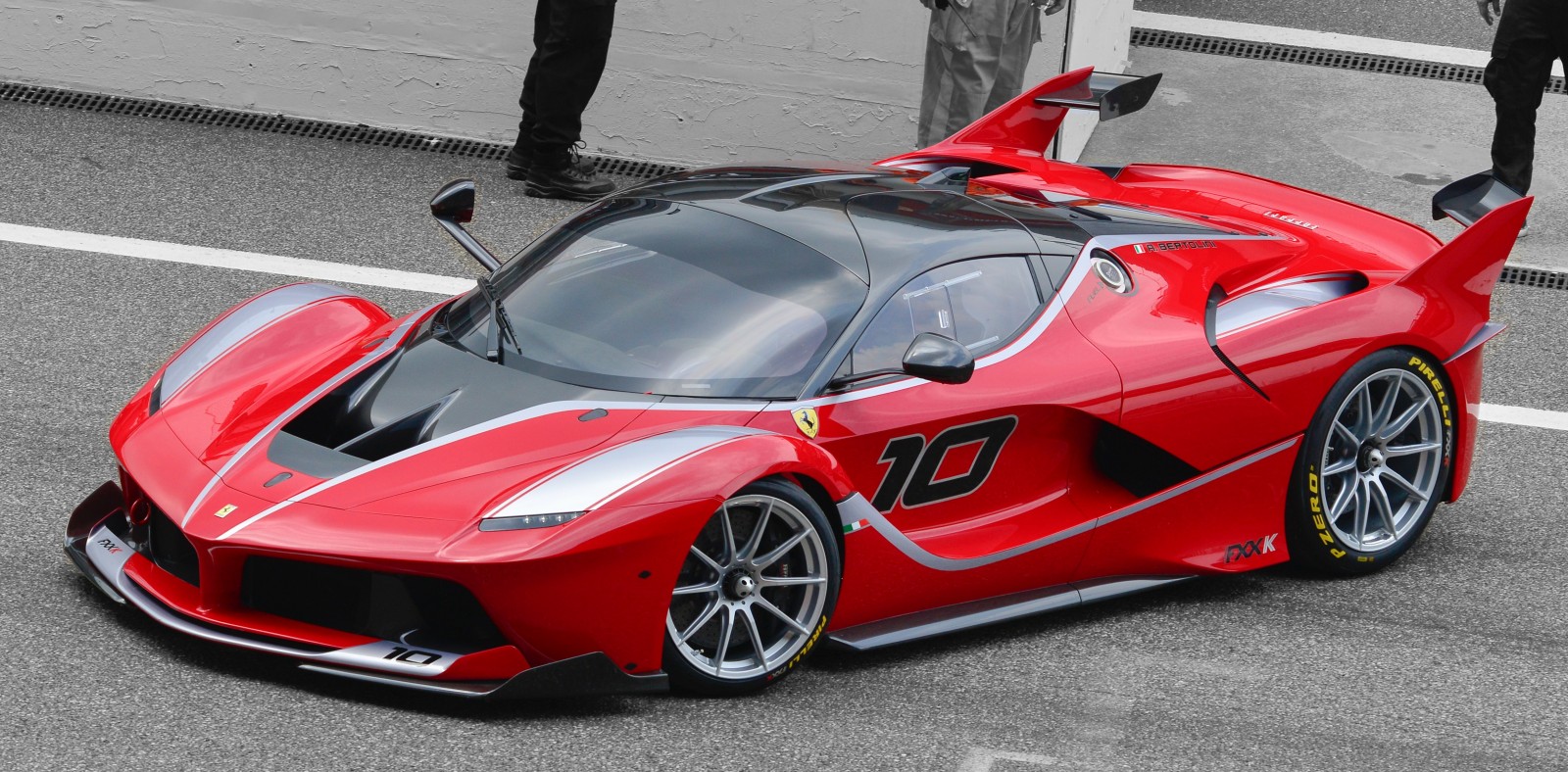 Une Ferrari FXX K "Evoluzione" en route d'après Top Gear