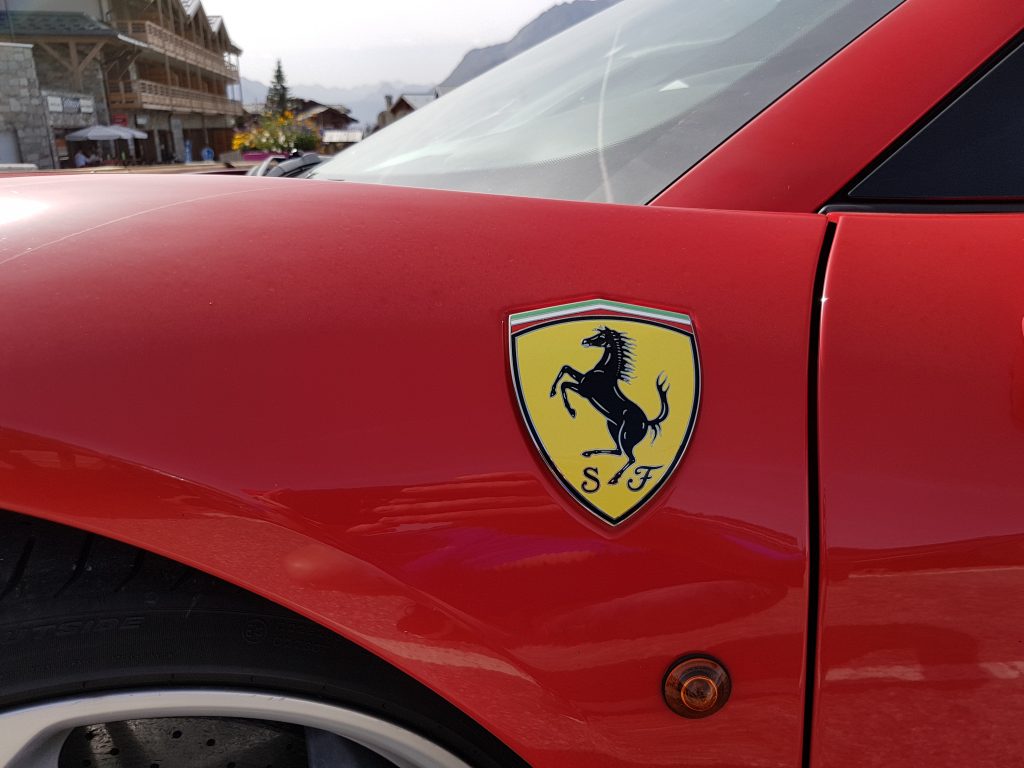 Ferrari : le logo de la marque sur les flancs d'une voiture