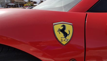 Ferrari : le logo de la marque sur les flancs d'une voiture
