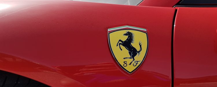 Ferrari : le logo de la marque sur les flancs d'une voiture