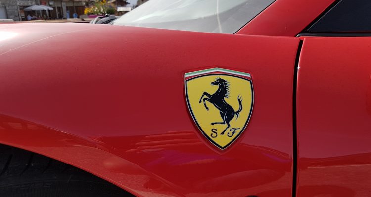 Ferrari : le logo de la marque sur les flancs d'une voiture