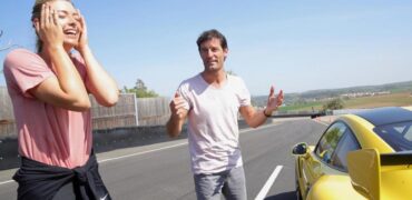 Mark Webber et Mario Sharapova hilares, dans une Porsche 911 GT2 RS