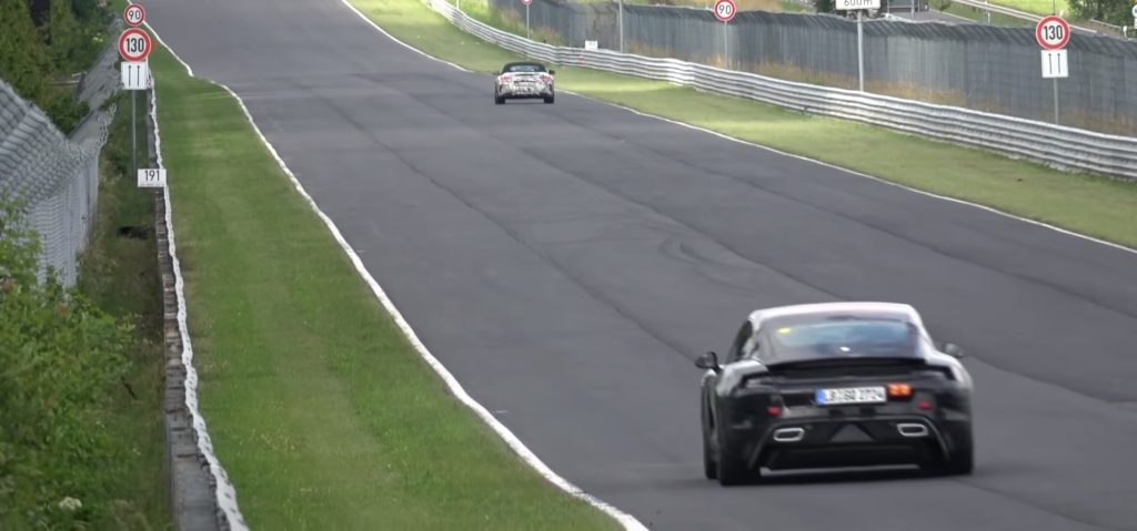 La Porsche Taycan (électrique) roule sur le Nürburgring.