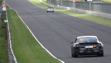 La Porsche Taycan (électrique) roule sur le Nürburgring.