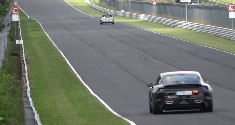 La Porsche Taycan (électrique) roule sur le Nürburgring.