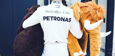 Lewis Hamilton fait le show en Mercedes-AMG GT 4-Door Coupé 2018