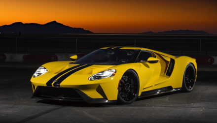 Une Ford GT sur fond de soleil couchant