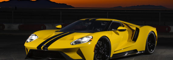 Une Ford GT sur fond de soleil couchant