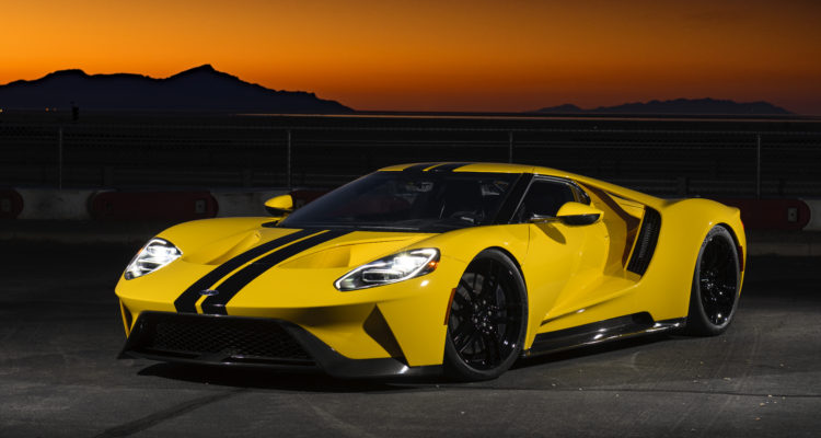 Une Ford GT sur fond de soleil couchant