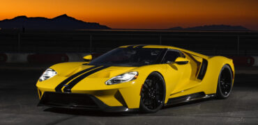 Une Ford GT sur fond de soleil couchant