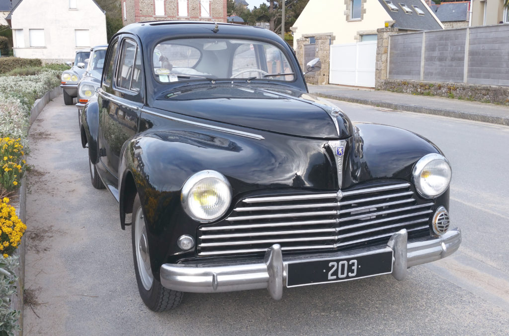 Normandie, Yvonne est fidèle à sa Peugeot 203 depuis 1954 !