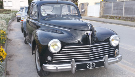Normandie, Yvonne est fidèle à sa Peugeot 203 depuis 1954 !