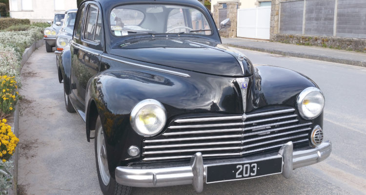 Normandie, Yvonne est fidèle à sa Peugeot 203 depuis 1954 !