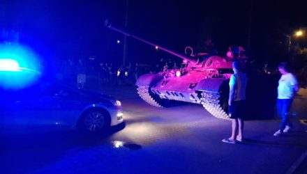 En Pologne, un homme ivre s’offre une virée en Tank !