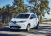 Renault Zoe sur une route entourée d'arbres