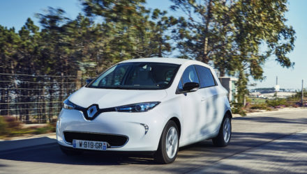 Renault Zoe sur une route entourée d'arbres