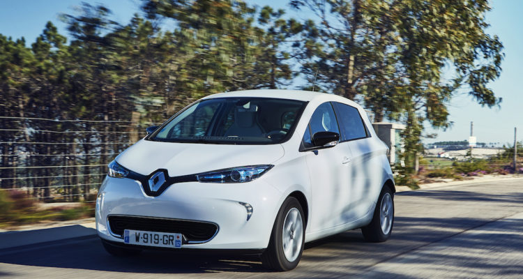 Renault Zoe sur une route entourée d'arbres