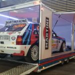 Une Lancia Delta descend d'une remorque