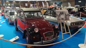 Une 2 CV rouge et noir à Epoqu'Auto 2019