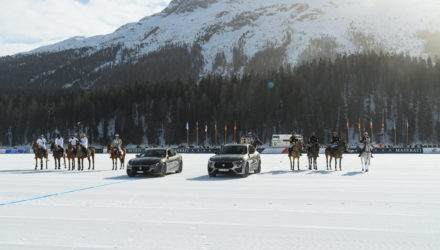 Maserati Levante et Quattroporte Royale entourés de cavaliers de polo