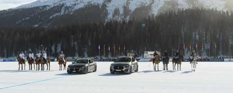 Maserati Levante et Quattroporte Royale entourés de cavaliers de polo