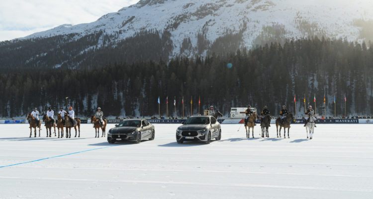 Maserati Levante et Quattroporte Royale entourés de cavaliers de polo