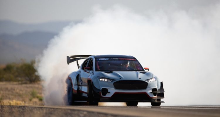 Ford Mustang Mach-E 1400 en plein drift