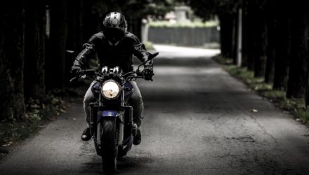 Moto : un motard dans un tunnel