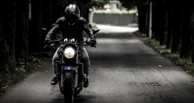 Moto : un motard dans un tunnel