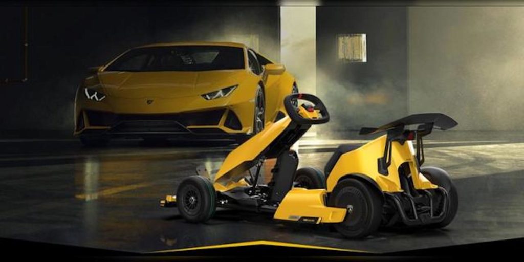 Lamborghini NineBot GoKart Pro faisant face à une autre voiture de la marque