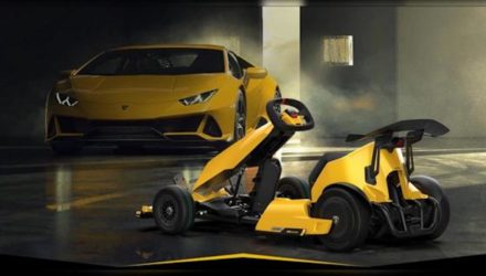 Lamborghini NineBot GoKart Pro faisant face à une autre voiture de la marque