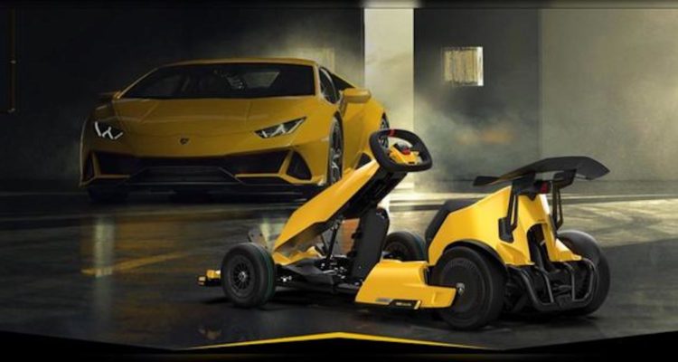 Lamborghini NineBot GoKart Pro faisant face à une autre voiture de la marque