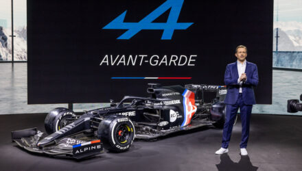 Alpine : L'A521 de Formule 1 et Laurent Rossi (PDG de la marque) sur scène pendant la présentation du plan Renaulution