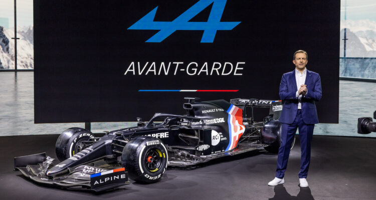 Alpine : L'A521 de Formule 1 et Laurent Rossi (PDG de la marque) sur scène pendant la présentation du plan Renaulution