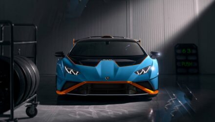 Lamborghini Huracan STO dans un garage au milieu d'objets de course (Crédit - Lamborghini Media Center)