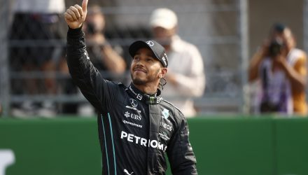 Lewis Hamilton drifte avec une Nissan Skyline en plein Tokyo !