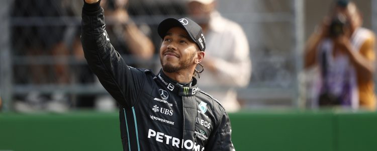 Lewis Hamilton drifte avec une Nissan Skyline en plein Tokyo !