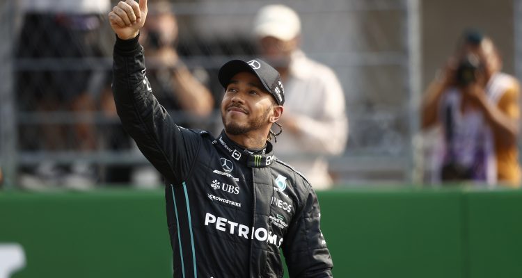 Lewis Hamilton drifte avec une Nissan Skyline en plein Tokyo !