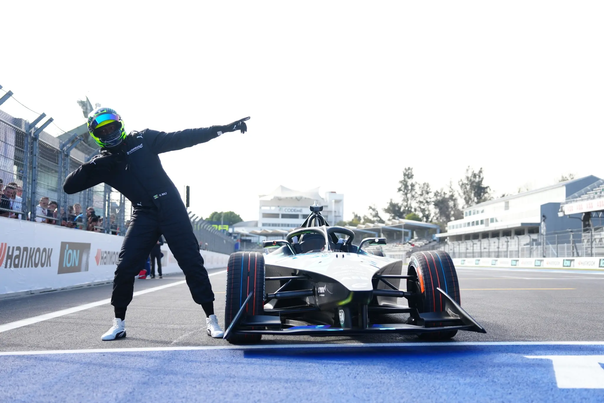 Voitures De Course Sur Piste Voitures De Course à Pleine Vitesse Generative  Ai