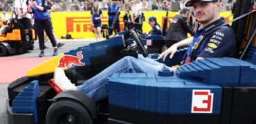 F1 MAX VERSTAPPEN prêt à en découdre dans la course de karting lego