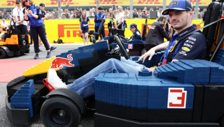 F1 MAX VERSTAPPEN prêt à en découdre dans la course de karting lego