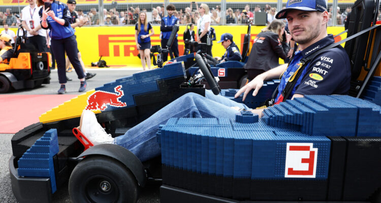 F1 MAX VERSTAPPEN prêt à en découdre dans la course de karting lego