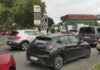 Flambée des prix des carburants, pas de baisse des taxes pour le moment dit Emmanuel Macron