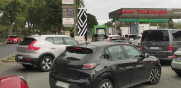 Flambée des prix des carburants, pas de baisse des taxes pour le moment dit Emmanuel Macron