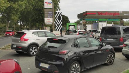 Flambée des prix des carburants, pas de baisse des taxes pour le moment dit Emmanuel Macron