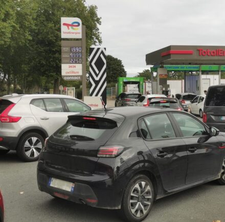 Flambée des prix des carburants, pas de baisse des taxes pour le moment dit Emmanuel Macron