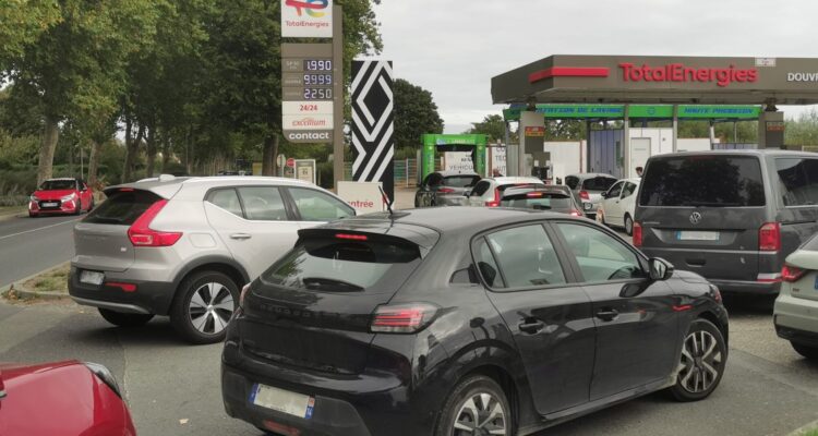 Flambée des prix des carburants, pas de baisse des taxes pour le moment dit Emmanuel Macron