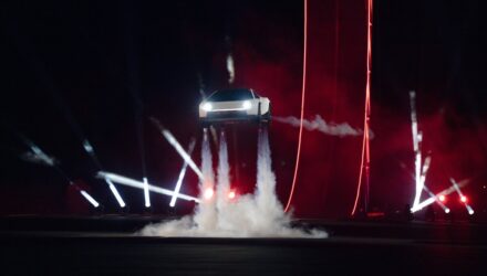 tesla roadster : ça y est, il vole vraiment !